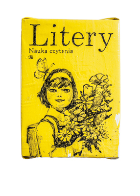 Litery # 1 akryl, alkid, lakier, na używanej pościeli, 30 x 40 x 8 cm