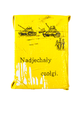 Litery # 18 akryl, alkid, lakier, na używanej pościeli, 30 x 40 x 8 cm
